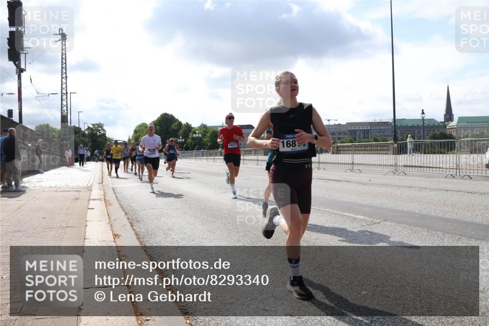 29.06.2025 - hella hamburg halbmarathon Lena Gebhardt http://msf.ph/oto/8293340 29.06.2025 09:46:34 Lombardsbrücke 18277, 1, 7628, 168, 1344, 1889, 2243, 2525, 3809, 3843, 3955, 4477, 4944, 5042, 5048, 5152, 6169, 6683, 7055, 7466, 7534, 7628, 7845, 7901, 8312, 8784, 8864, 8956, 9345, 10298, 10453, 10477, 10865, 10927, 10929, 11230, 11282, 11304, 11661, 11833, 12447, 12899, 12987, 13199, 13252, 13493, 13494, 13617, 13961, 14276, 14293, 14310, 15115, 15391, 15689, 15902, 16065, 16140, 16243, 16507, 16580, 16811, 16931, 16957, 17213, 17768 meine-sportfotos.de