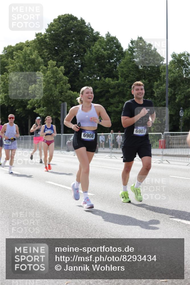 29.06.2025 - hella hamburg halbmarathon Jannik Wohlers http://msf.ph/oto/8293434 29.06.2025 10:04:42 Lombardsbrücke 1126, 2424, 3071, 3413, 4220, 6907, 6908, 7302, 7826, 8089, 8999, 9007, 9019, 11595, 13242, 13327, 13717, 14203, 16134, 16579, 17112, 17707, 17818, 18189, 18556 meine-sportfotos.de