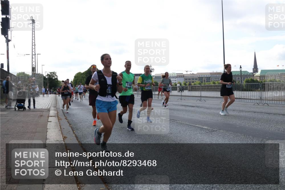 29.06.2025 - hella hamburg halbmarathon Lena Gebhardt http://msf.ph/oto/8293468 29.06.2025 09:58:58 Lombardsbrücke 1410, 1485, 1506, 1715, 1719, 1727, 1946, 1951, 1972, 2029, 2518, 2741, 2840, 2883, 2907, 2911, 3037, 3097, 3334, 3715, 3819, 3952, 4120, 4152, 4167, 4839, 5077, 5084, 5259, 5378, 5391, 5420, 5492, 6294, 6390, 6399, 6592, 6629, 6657, 6759, 6877, 7033, 7082, 7232, 7369, 7716, 7732, 7864, 8068, 8322, 8509, 8639, 8721, 8772, 8798, 9655, 9727, 9770, 9884, 10266, 10488 meine-sportfotos.de