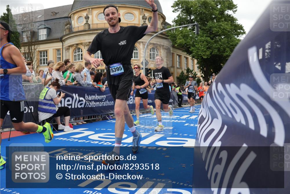 29.06.2025 - hella hamburg halbmarathon Strokosch-Dieckow http://msf.ph/oto/8293518 29.06.2025 10:50:55 Ziel 1466, 1630, 2207, 3654, 3947, 4839, 5018, 7052, 7369, 8117, 8205, 8572, 10215, 10750, 11551, 12778, 13008, 13687, 14125, 15362, 15395, 15643, 16285, 17221, 18066, 18182, 18350 meine-sportfotos.de