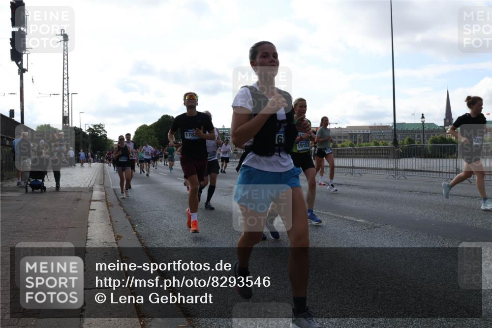 29.06.2025 - hella hamburg halbmarathon Lena Gebhardt http://msf.ph/oto/8293546 29.06.2025 09:58:59 Lombardsbrücke 16292, 1782, 19152, 662, 1410, 1485, 1506, 1715, 1719, 1727, 1946, 1951, 1972, 2029, 2518, 2741, 2840, 2883, 2907, 2911, 3037, 3097, 3334, 3715, 3819, 3952, 4120, 4152, 4167, 4467, 4839, 5077, 5084, 5259, 5378, 5391, 5420, 5492, 6294, 6390, 6399, 6592, 6629, 6657, 6759, 6877, 7033, 7082, 7232, 7369, 7716, 7732, 7864, 8068, 8322, 8509, 8639, 8721, 8772, 8798, 9655, 9727, 9770, 9884, 10266, 10488 meine-sportfotos.de