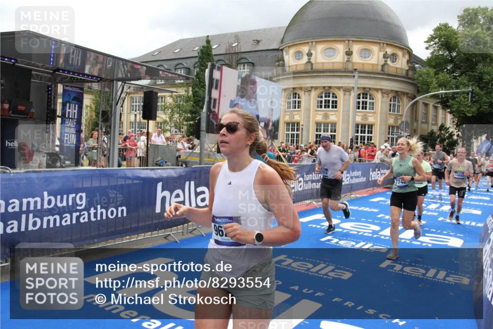 29.06.2025 - hella hamburg halbmarathon Michael Strokosch http://msf.ph/oto/8293554 29.06.2025 10:56:30 Ziel 1583, 3048, 4029, 5672, 6399, 7742, 8863, 9622, 10665, 11231, 15407, 15818, 16257, 16261, 17268, 17734, 18746, 18835 meine-sportfotos.de