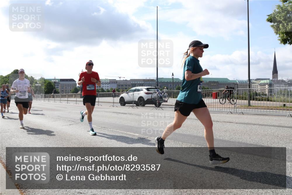 29.06.2025 - hella hamburg halbmarathon Lena Gebhardt http://msf.ph/oto/8293587 29.06.2025 09:46:35 Lombardsbrücke 7628, 5048, 18277, 1344, 1889, 2243, 2525, 3809, 3843, 3955, 4477, 4944, 5042, 5048, 5152, 6169, 6683, 7055, 7466, 7534, 7622, 7628, 7845, 7901, 8312, 8784, 8864, 8956, 10298, 10477, 10865, 10927, 10929, 11230, 11282, 11304, 11661, 11833, 12447, 12899, 12987, 13199, 13252, 13493, 13494, 13617, 13961, 14276, 14293, 14310, 15115, 15391, 15689, 15902, 16065, 16140, 16243, 16507, 16580, 16811, 16931, 16957, 17213, 17768 meine-sportfotos.de