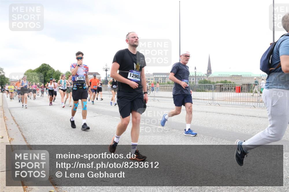 29.06.2025 - hella hamburg halbmarathon Lena Gebhardt http://msf.ph/oto/8293612 29.06.2025 10:55:58 Lombardsbrücke 5575, 12902, 1616, 1738, 1873, 1909, 2095, 2793, 3101, 3244, 3257, 3268, 4265, 4354, 4470, 4473, 4836, 4896, 5220, 5222, 5306, 5487, 5575, 5580, 5994, 6055, 6056, 6113, 6257, 6494, 6594, 6968, 7025, 7028, 7516, 7548, 7616, 7969, 8005, 8110, 8305, 8527, 8532, 8533, 8626, 8648, 9435, 9548, 9606, 9614, 9618, 9838, 9857, 9858, 9861, 9865, 9956, 10094, 10436, 10438, 10449, 10559, 10593, 10640, 10740, 10784, 10987, 11903, 11962, 11963, 12695, 12902 meine-sportfotos.de