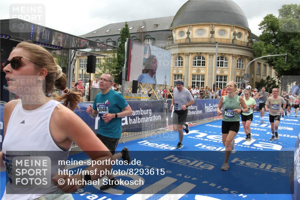 29.06.2025 - hella hamburg halbmarathon Michael Strokosch http://msf.ph/oto/8293615 29.06.2025 10:56:30 Ziel 1583, 3048, 4029, 5672, 6399, 7742, 8863, 9622, 10665, 11231, 15407, 15818, 16257, 16261, 17268, 17734, 18746, 18835 meine-sportfotos.de