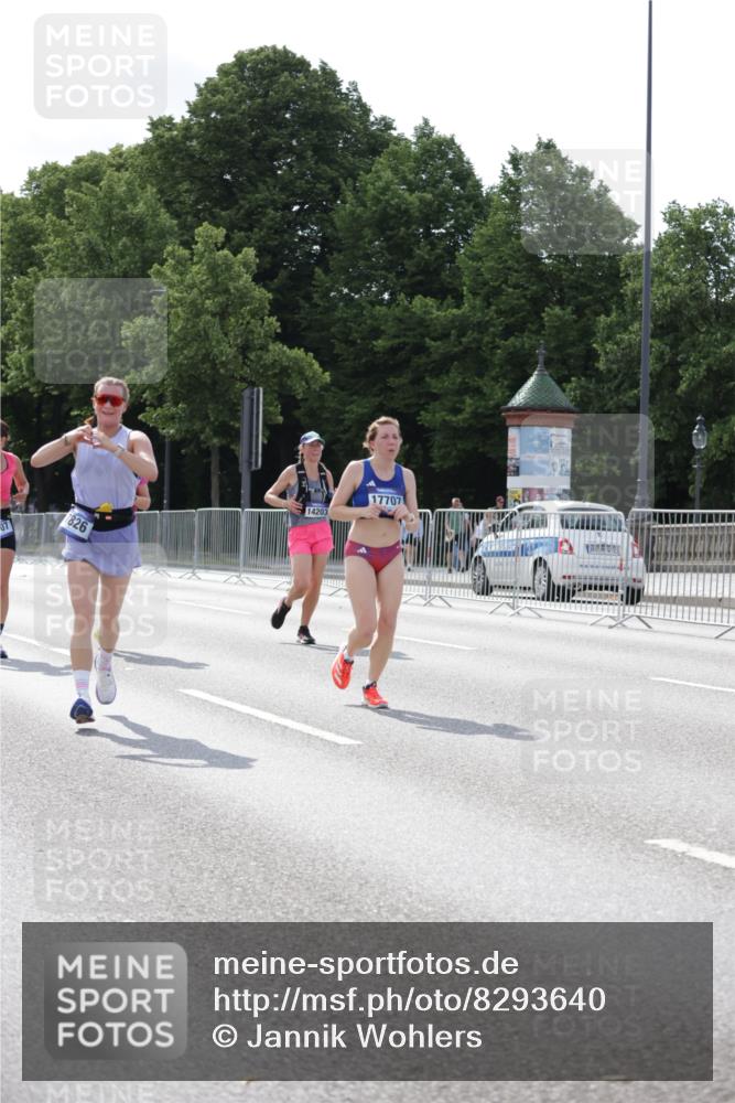 29.06.2025 - hella hamburg halbmarathon Jannik Wohlers http://msf.ph/oto/8293640 29.06.2025 10:04:44 Lombardsbrücke 2424, 3071, 3413, 4220, 6059, 6907, 6908, 7302, 7826, 8089, 8999, 9007, 9019, 11595, 13242, 13327, 13717, 14203, 16134, 16478, 17112, 17707, 17818, 18189, 18556, 19034 meine-sportfotos.de