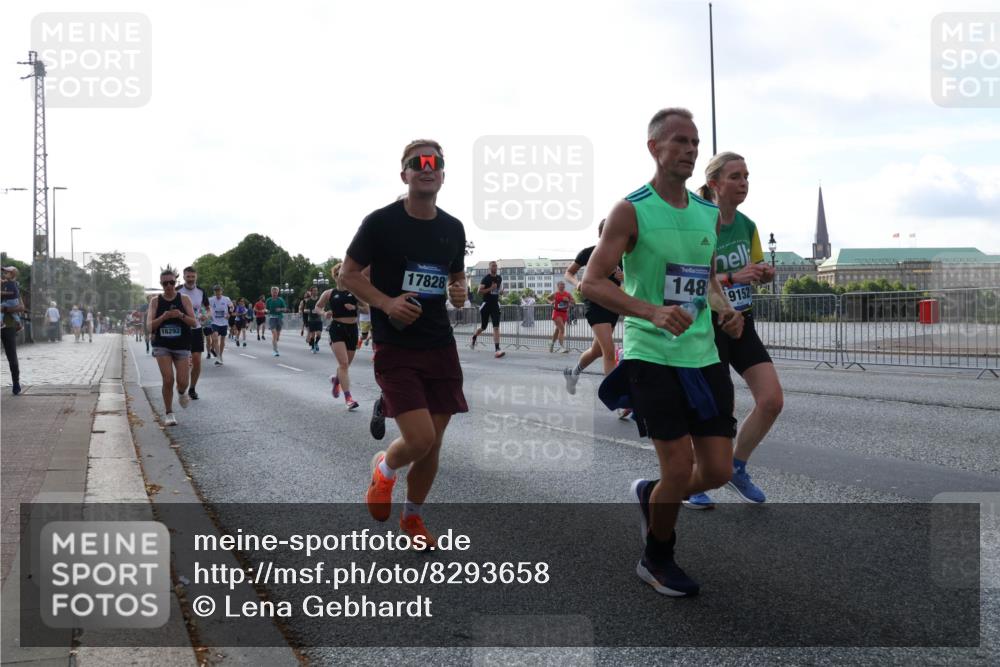 29.06.2025 - hella hamburg halbmarathon Lena Gebhardt http://msf.ph/oto/8293658 29.06.2025 09:58:59 Lombardsbrücke 16292, 17828, 148, 9152, 1410, 1485, 1506, 1715, 1719, 1727, 1946, 1951, 1972, 2029, 2518, 2741, 2840, 2883, 2907, 2911, 3037, 3097, 3334, 3715, 3819, 3952, 4120, 4152, 4167, 4467, 4839, 5077, 5084, 5259, 5378, 5391, 5420, 5492, 6294, 6390, 6399, 6592, 6629, 6657, 6759, 6877, 7033, 7082, 7232, 7369, 7716, 7732, 7864, 8068, 8322, 8509, 8639, 8721, 8772, 8798, 9655, 9727, 9770, 9884, 10266, 10488 meine-sportfotos.de