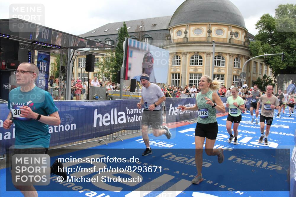 29.06.2025 - hella hamburg halbmarathon Michael Strokosch http://msf.ph/oto/8293671 29.06.2025 10:56:31 Ziel 1583, 3048, 5744, 6399, 7742, 8863, 9622, 10093, 10665, 15407, 15818, 16257, 16261, 17268, 17734, 18746, 18835 meine-sportfotos.de