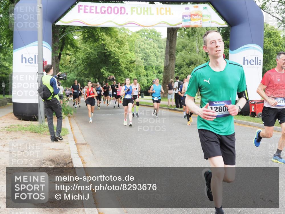 29.06.2025 - hella hamburg halbmarathon MichiJ http://msf.ph/oto/8293676 29.06.2025 10:33:53 Zwischen KM18-KM19 2270, 3477, 5129, 6711, 7204, 7385, 9710, 12808, 13782, 14200, 16286, 16834, 17281 meine-sportfotos.de