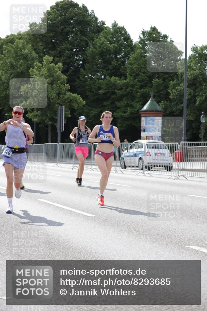 29.06.2025 - hella hamburg halbmarathon Jannik Wohlers http://msf.ph/oto/8293685 29.06.2025 10:04:44 Lombardsbrücke 2424, 3071, 3413, 4220, 6059, 6907, 6908, 7302, 7826, 8089, 8999, 9007, 9019, 11595, 13242, 13327, 13717, 14203, 16134, 16478, 17112, 17707, 17818, 18189, 18556, 19034 meine-sportfotos.de