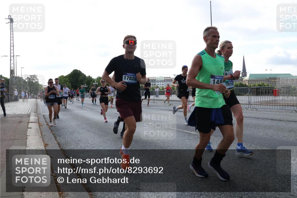 29.06.2025 - hella hamburg halbmarathon Lena Gebhardt http://msf.ph/oto/8293692 29.06.2025 09:58:59 Lombardsbrücke 16292, 17828, 148, 19152, 1410, 1485, 1506, 1715, 1719, 1727, 1946, 1951, 1972, 2029, 2518, 2741, 2840, 2883, 2907, 2911, 3037, 3097, 3334, 3715, 3819, 3952, 4120, 4152, 4167, 4467, 4839, 5077, 5084, 5259, 5378, 5391, 5420, 5492, 6294, 6390, 6399, 6592, 6629, 6657, 6759, 6877, 7033, 7082, 7232, 7369, 7716, 7732, 7864, 8068, 8322, 8509, 8639, 8721, 8772, 8798, 9655, 9727, 9770, 9884, 10266, 10488 meine-sportfotos.de