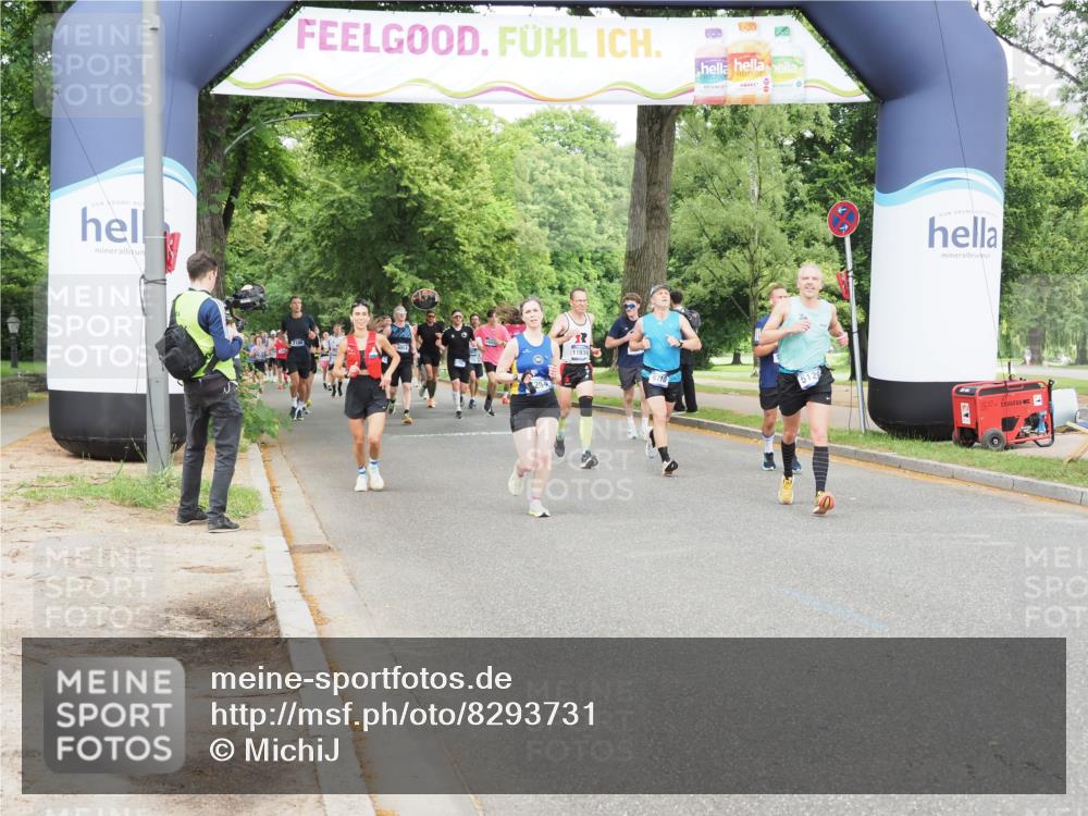 29.06.2025 - hella hamburg halbmarathon MichiJ http://msf.ph/oto/8293731 29.06.2025 10:33:53 Zwischen KM18-KM19 2270, 3477, 5129, 6711, 7204, 7385, 9710, 12808, 13782, 14200, 16286, 16834, 17281 meine-sportfotos.de