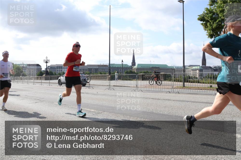 29.06.2025 - hella hamburg halbmarathon Lena Gebhardt http://msf.ph/oto/8293746 29.06.2025 09:46:35 Lombardsbrücke 18277, 7628, 2, 39, 1344, 1889, 2243, 2525, 3809, 3843, 3955, 4477, 4944, 5042, 5048, 5152, 6169, 6683, 7055, 7466, 7534, 7622, 7628, 7845, 7901, 8312, 8784, 8864, 8956, 10298, 10477, 10865, 10927, 10929, 11230, 11282, 11304, 11661, 11833, 12447, 12899, 12987, 13199, 13252, 13493, 13494, 13617, 13961, 14276, 14293, 14310, 15115, 15391, 15689, 15902, 16065, 16140, 16243, 16507, 16580, 16811, 16931, 16957, 17213, 17768 meine-sportfotos.de
