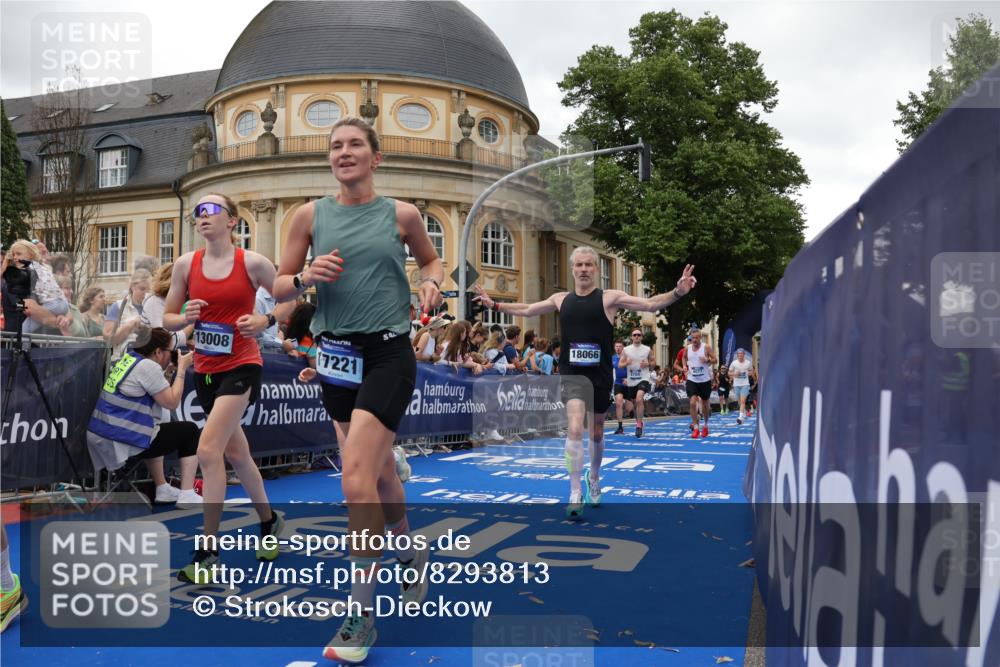 29.06.2025 - hella hamburg halbmarathon Strokosch-Dieckow http://msf.ph/oto/8293813 29.06.2025 10:51:03 Ziel 1366, 1630, 2207, 4077, 4816, 4967, 6027, 7369, 8117, 8261, 8508, 8704, 10215, 10508, 10603, 11733, 12778, 13008, 13073, 13687, 14125, 15362, 16285, 17221, 17384, 17823, 18066, 18350 meine-sportfotos.de