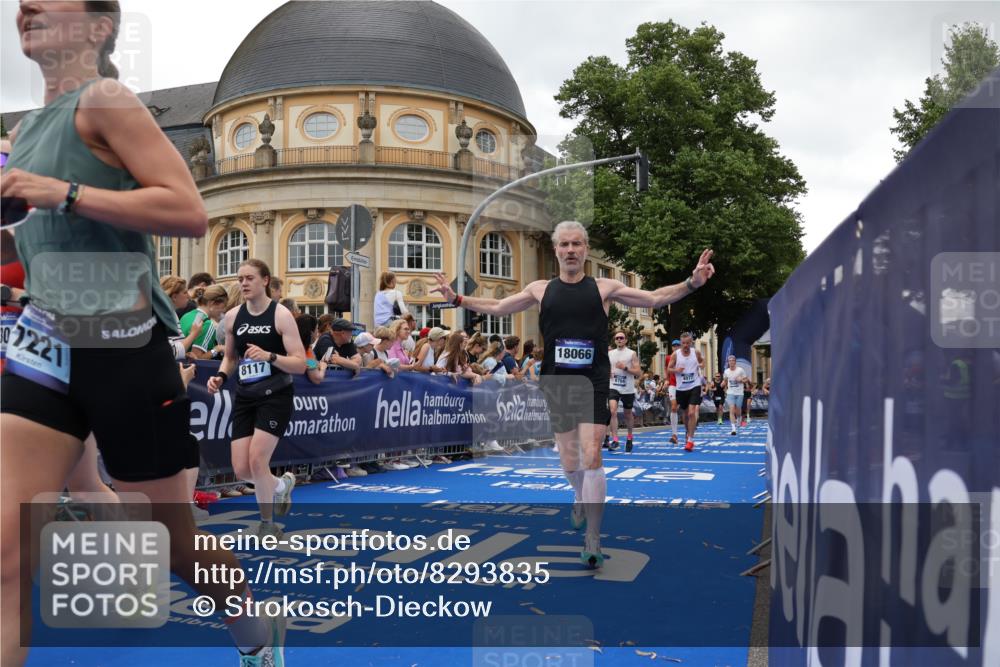 29.06.2025 - hella hamburg halbmarathon Strokosch-Dieckow http://msf.ph/oto/8293835 29.06.2025 10:51:04 Ziel 1366, 1630, 2207, 4077, 4816, 4967, 6027, 8117, 8261, 8508, 8704, 10215, 10508, 10603, 10868, 11733, 12778, 13008, 13073, 14125, 15480, 16285, 17221, 17384, 17530, 17823, 18066, 18350 meine-sportfotos.de