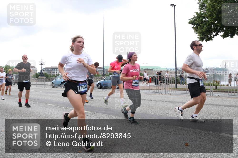 29.06.2025 - hella hamburg halbmarathon Lena Gebhardt http://msf.ph/oto/8293845 29.06.2025 10:46:45 Lombardsbrücke 1073, 1286, 1363, 1371, 1375, 1429, 1465, 1608, 1720, 1837, 1999, 2162, 2211, 2320, 2327, 2500, 2556, 2665, 2697, 2981, 3277, 3406, 3407, 3469, 3734, 3823, 4202, 4296, 4342, 4355, 4448, 4604, 5111, 5114, 5700, 5796, 5953, 6068, 6124, 6161, 6485, 6496, 6740, 7303, 7364, 7368, 7374, 7412, 7767, 7827, 7960, 8477, 8486, 8551, 8553, 8684, 8700, 9337, 9691, 10153, 10230, 12298, 12333, 12522, 13969, 14261, 15852, 16882, 16987 meine-sportfotos.de