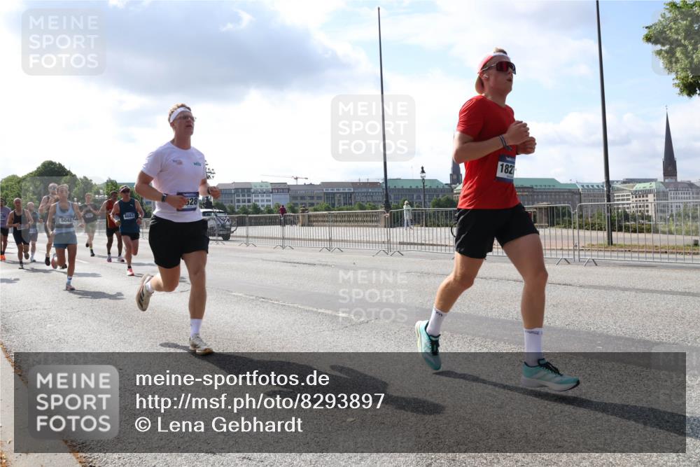29.06.2025 - hella hamburg halbmarathon Lena Gebhardt http://msf.ph/oto/8293897 29.06.2025 09:46:36 Lombardsbrücke 528, 5048, 6683, 1821, 1344, 1889, 2243, 2525, 3809, 3843, 3955, 4477, 4944, 5042, 5048, 5152, 5660, 6683, 7055, 7466, 7534, 7622, 7628, 7845, 7901, 8312, 8784, 8864, 8956, 10298, 10477, 10865, 10927, 10929, 11230, 11282, 11304, 11661, 11833, 12447, 12899, 12987, 13199, 13252, 13493, 13494, 13617, 13729, 13961, 14276, 14293, 14310, 15115, 15391, 15689, 15902, 16065, 16140, 16243, 16507, 16580, 16811, 16931, 16957, 17213, 17768 meine-sportfotos.de