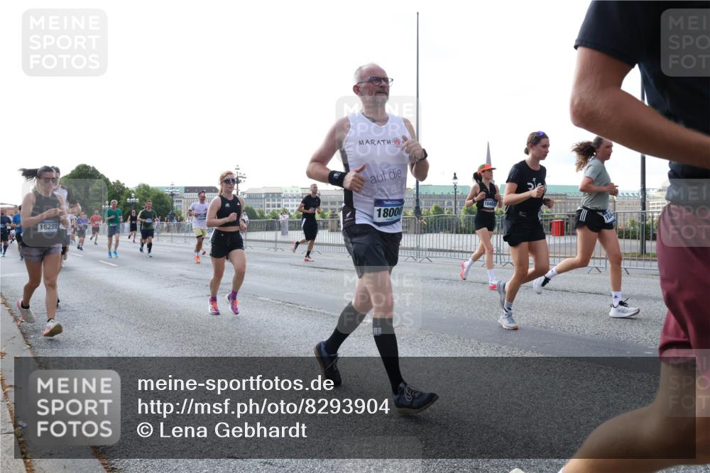 29.06.2025 - hella hamburg halbmarathon Lena Gebhardt http://msf.ph/oto/8293904 29.06.2025 09:59:00 Lombardsbrücke 16292, 18000, 10488, 1410, 1485, 1506, 1715, 1719, 1727, 1946, 1951, 1972, 2518, 2741, 2840, 2883, 2907, 2911, 3037, 3334, 3715, 3819, 3952, 4120, 4152, 4167, 4467, 4839, 5077, 5084, 5259, 5378, 5391, 5420, 5492, 6294, 6390, 6399, 6592, 6629, 6657, 6759, 6877, 7033, 7082, 7130, 7232, 7369, 7716, 7732, 7864, 8068, 8322, 8509, 8639, 8721, 8772, 8798, 9655, 9727, 9770, 9884, 10266, 10488 meine-sportfotos.de