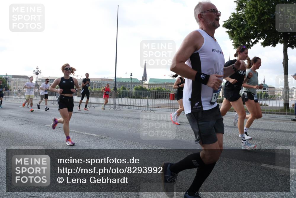 29.06.2025 - hella hamburg halbmarathon Lena Gebhardt http://msf.ph/oto/8293992 29.06.2025 09:59:01 Lombardsbrücke 6000, 18, 1410, 1485, 1506, 1715, 1719, 1727, 1946, 1951, 1972, 2518, 2741, 2840, 2883, 2907, 2911, 3037, 3334, 3715, 3819, 3952, 4120, 4152, 4167, 4467, 4839, 5077, 5084, 5259, 5378, 5391, 5420, 5457, 5458, 5492, 6294, 6390, 6399, 6592, 6629, 6657, 6759, 6877, 7033, 7082, 7129, 7130, 7232, 7369, 7716, 7732, 7864, 8068, 8322, 8509, 8639, 8721, 8772, 8798, 9655, 9727, 9770, 9884, 10266, 10488 meine-sportfotos.de