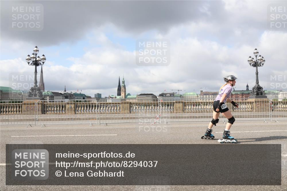 29.06.2025 - hella hamburg halbmarathon Lena Gebhardt http://msf.ph/oto/8294037 29.06.2025 09:05:51 Lombardsbrücke  meine-sportfotos.de