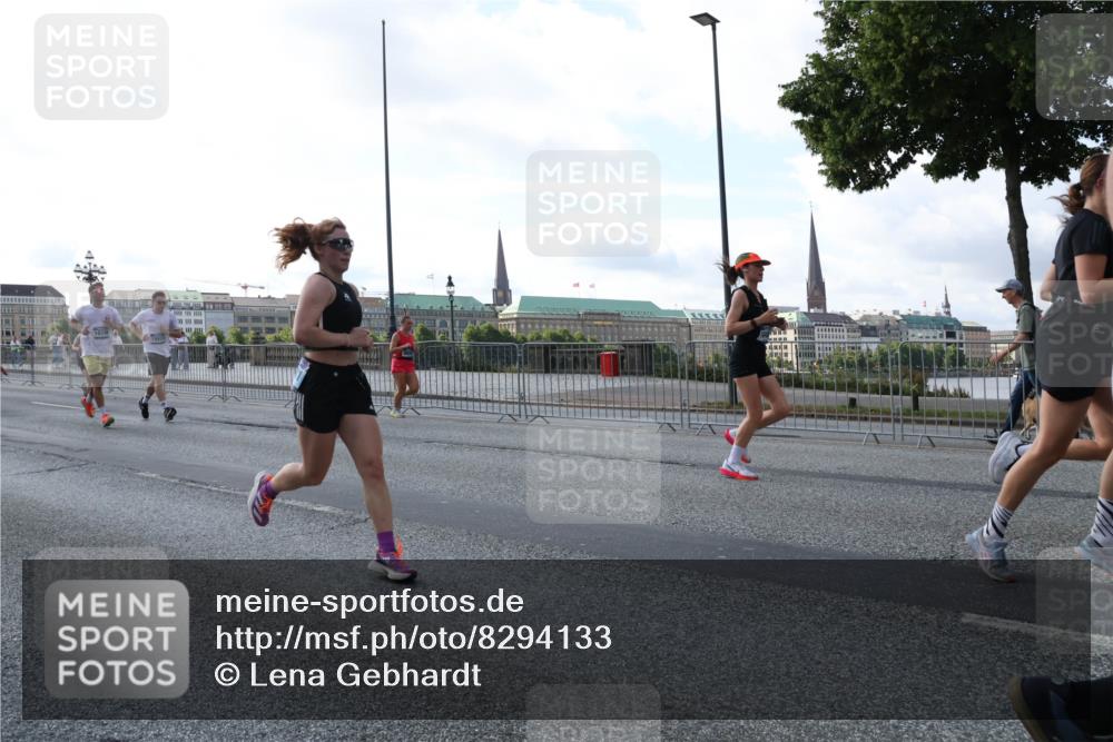 29.06.2025 - hella hamburg halbmarathon Lena Gebhardt http://msf.ph/oto/8294133 29.06.2025 09:59:01 Lombardsbrücke 1410, 1485, 1506, 1715, 1719, 1727, 1946, 1951, 1972, 2518, 2741, 2840, 2883, 2907, 2911, 3037, 3334, 3715, 3819, 3952, 4120, 4152, 4167, 4467, 4839, 5077, 5084, 5259, 5378, 5391, 5420, 5457, 5458, 5492, 6294, 6390, 6399, 6592, 6629, 6657, 6759, 6877, 7033, 7082, 7129, 7130, 7232, 7369, 7716, 7732, 7864, 8068, 8322, 8509, 8639, 8721, 8772, 8798, 9655, 9727, 9770, 9884, 10266, 10488 meine-sportfotos.de