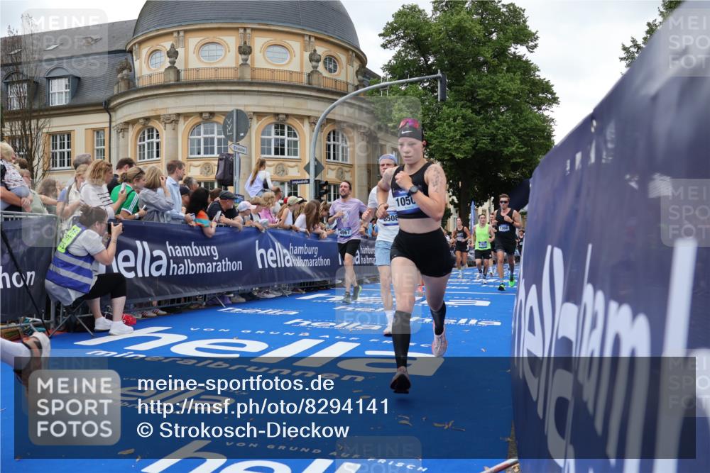 29.06.2025 - hella hamburg halbmarathon Strokosch-Dieckow http://msf.ph/oto/8294141 29.06.2025 10:51:08 Ziel 1366, 1461, 1630, 4077, 4404, 4816, 4967, 5600, 6027, 8117, 8261, 8508, 8704, 8930, 9476, 10508, 10603, 10868, 11512, 11625, 11733, 13008, 13073, 15480, 17384, 17530, 17823, 18066 meine-sportfotos.de