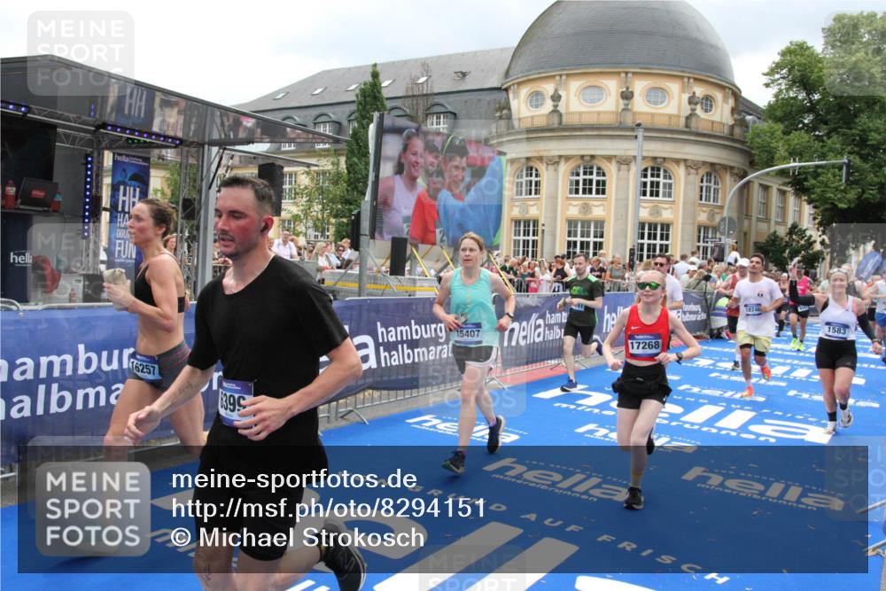 29.06.2025 - hella hamburg halbmarathon Michael Strokosch http://msf.ph/oto/8294151 29.06.2025 10:56:35 Ziel 1583, 2083, 3413, 5721, 5744, 6399, 8542, 8652, 9562, 10093, 12509, 13863, 15407, 16257, 16261, 17268, 17734, 18746, 18835, 19120 meine-sportfotos.de