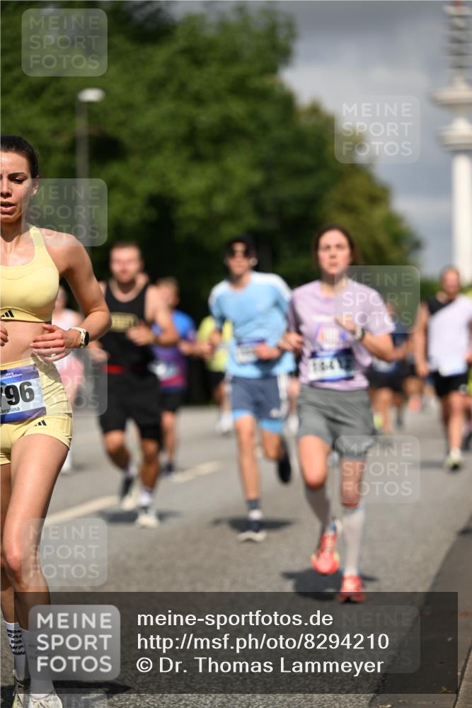 29.06.2025 - hella hamburg halbmarathon Dr. Thomas Lammeyer http://msf.ph/oto/8294210 29.06.2025 09:53:32 Kennedybrücke 1445, 1615, 1675, 1800, 1803, 1975, 2324, 2415, 2573, 2949, 3431, 3530, 4303, 4425, 4528, 5248, 5436, 5791, 5803, 6123, 6682, 7495, 7774, 7796, 8629, 8925, 9265, 9294, 9711, 9979, 10894 meine-sportfotos.de