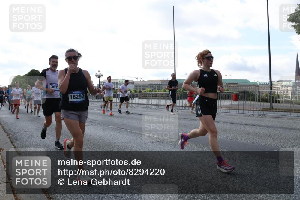 29.06.2025 - hella hamburg halbmarathon Lena Gebhardt http://msf.ph/oto/8294220 29.06.2025 09:59:01 Lombardsbrücke 1715, 3037, 16292, 1410, 1485, 1506, 1715, 1719, 1727, 1946, 1951, 1972, 2518, 2741, 2840, 2883, 2907, 2911, 3037, 3334, 3715, 3819, 3952, 4120, 4152, 4167, 4467, 4839, 5077, 5084, 5259, 5378, 5391, 5420, 5457, 5458, 5492, 6294, 6390, 6399, 6592, 6629, 6657, 6759, 6877, 7033, 7082, 7129, 7130, 7232, 7369, 7716, 7732, 7864, 8068, 8322, 8509, 8639, 8721, 8772, 8798, 9655, 9727, 9770, 9884, 10266, 10488 meine-sportfotos.de