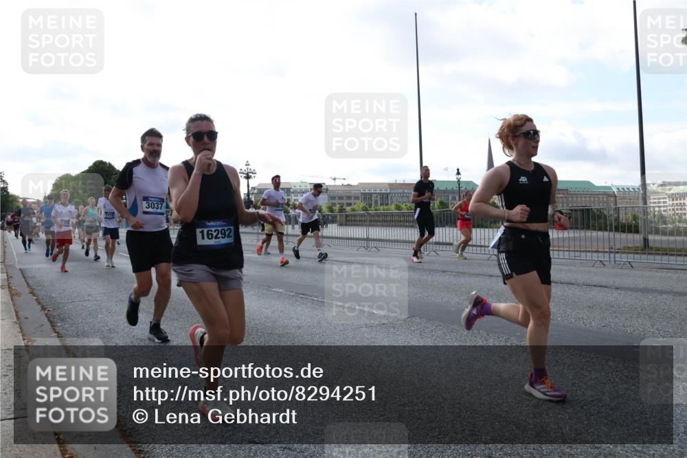 29.06.2025 - hella hamburg halbmarathon Lena Gebhardt http://msf.ph/oto/8294251 29.06.2025 09:59:01 Lombardsbrücke 1719, 1715, 3037, 16292, 1410, 1485, 1506, 1715, 1719, 1727, 1946, 1951, 1972, 2518, 2741, 2840, 2883, 2907, 2911, 3037, 3334, 3715, 3819, 3952, 4120, 4152, 4167, 4467, 4839, 5077, 5084, 5259, 5378, 5391, 5420, 5457, 5458, 5492, 6294, 6390, 6399, 6592, 6629, 6657, 6759, 6877, 7033, 7082, 7129, 7130, 7232, 7369, 7716, 7732, 7864, 8068, 8322, 8509, 8639, 8721, 8772, 8798, 9655, 9727, 9770, 9884, 10266, 10488 meine-sportfotos.de