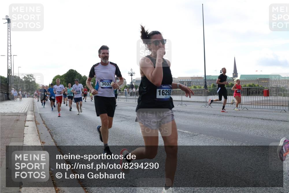 29.06.2025 - hella hamburg halbmarathon Lena Gebhardt http://msf.ph/oto/8294290 29.06.2025 09:59:02 Lombardsbrücke 1715, 3037, 16292, 1410, 1485, 1506, 1715, 1719, 1727, 1946, 1951, 1972, 2518, 2741, 2840, 2883, 2907, 2911, 3037, 3334, 3715, 3819, 3952, 4120, 4152, 4167, 4467, 4839, 5077, 5084, 5378, 5391, 5420, 5457, 5458, 5492, 5866, 6294, 6390, 6399, 6592, 6629, 6657, 6759, 6877, 7033, 7082, 7129, 7130, 7232, 7369, 7716, 7732, 7864, 8068, 8322, 8509, 8639, 8721, 8772, 8798, 9655, 9727, 9770, 9884, 10266, 10488 meine-sportfotos.de