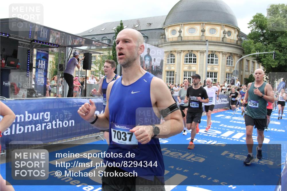 29.06.2025 - hella hamburg halbmarathon Michael Strokosch http://msf.ph/oto/8294344 29.06.2025 10:56:43 Ziel 2083, 4152, 5721, 6416, 6759, 7037, 7646, 8311, 8744, 8996, 9488, 11083, 11870, 12509, 13863, 14369, 15134, 15145, 15712, 16043, 16121, 17259, 18340, 18634, 18899, 19120 meine-sportfotos.de
