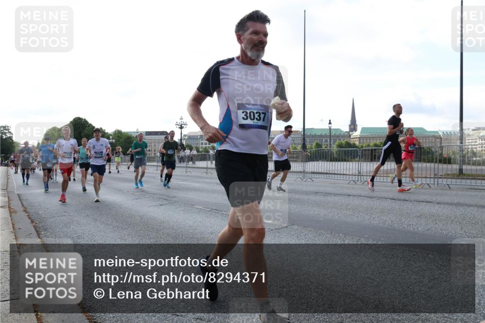 29.06.2025 - hella hamburg halbmarathon Lena Gebhardt http://msf.ph/oto/8294371 29.06.2025 09:59:02 Lombardsbrücke 719, 1715, 3037, 1410, 1485, 1506, 1715, 1719, 1727, 1946, 1951, 1972, 2518, 2741, 2840, 2883, 2907, 2911, 3037, 3334, 3715, 3819, 3952, 4120, 4152, 4167, 4467, 4839, 5077, 5084, 5378, 5391, 5420, 5457, 5458, 5492, 5866, 6294, 6390, 6399, 6592, 6629, 6657, 6759, 6877, 7033, 7082, 7129, 7130, 7232, 7369, 7716, 7732, 7864, 8068, 8322, 8509, 8639, 8721, 8772, 8798, 9655, 9727, 9770, 9884, 10266, 10488 meine-sportfotos.de