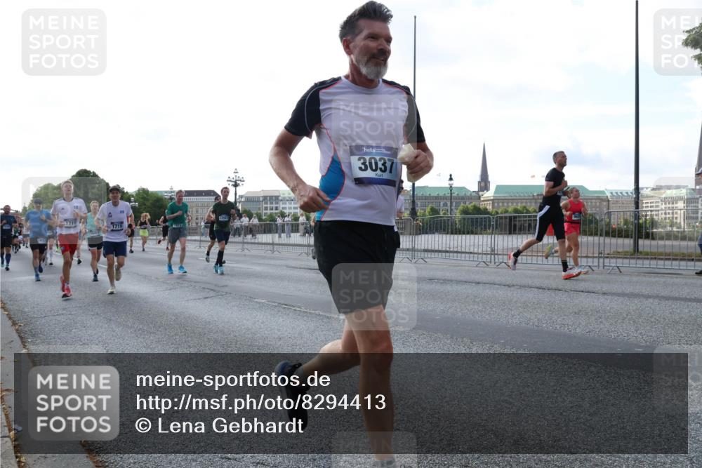 29.06.2025 - hella hamburg halbmarathon Lena Gebhardt http://msf.ph/oto/8294413 29.06.2025 09:59:02 Lombardsbrücke 1719, 1715, 3037, 1410, 1485, 1506, 1715, 1719, 1727, 1946, 1951, 1972, 2518, 2741, 2840, 2883, 2907, 2911, 3037, 3334, 3715, 3819, 3952, 4120, 4152, 4167, 4467, 4839, 5077, 5084, 5378, 5391, 5420, 5457, 5458, 5492, 5866, 6294, 6390, 6399, 6592, 6629, 6657, 6759, 6877, 7033, 7082, 7129, 7130, 7232, 7369, 7716, 7732, 7864, 8068, 8322, 8509, 8639, 8721, 8772, 8798, 9655, 9727, 9770, 9884, 10266, 10488 meine-sportfotos.de