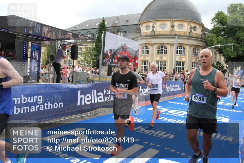 29.06.2025 - hella hamburg halbmarathon Michael Strokosch http://msf.ph/oto/8294449 29.06.2025 10:56:44 Ziel 4152, 6416, 6759, 7037, 7646, 8311, 8744, 8996, 9488, 11083, 11870, 12509, 14369, 15134, 15145, 15431, 15712, 16043, 16121, 17259, 18340, 18634, 18899 meine-sportfotos.de