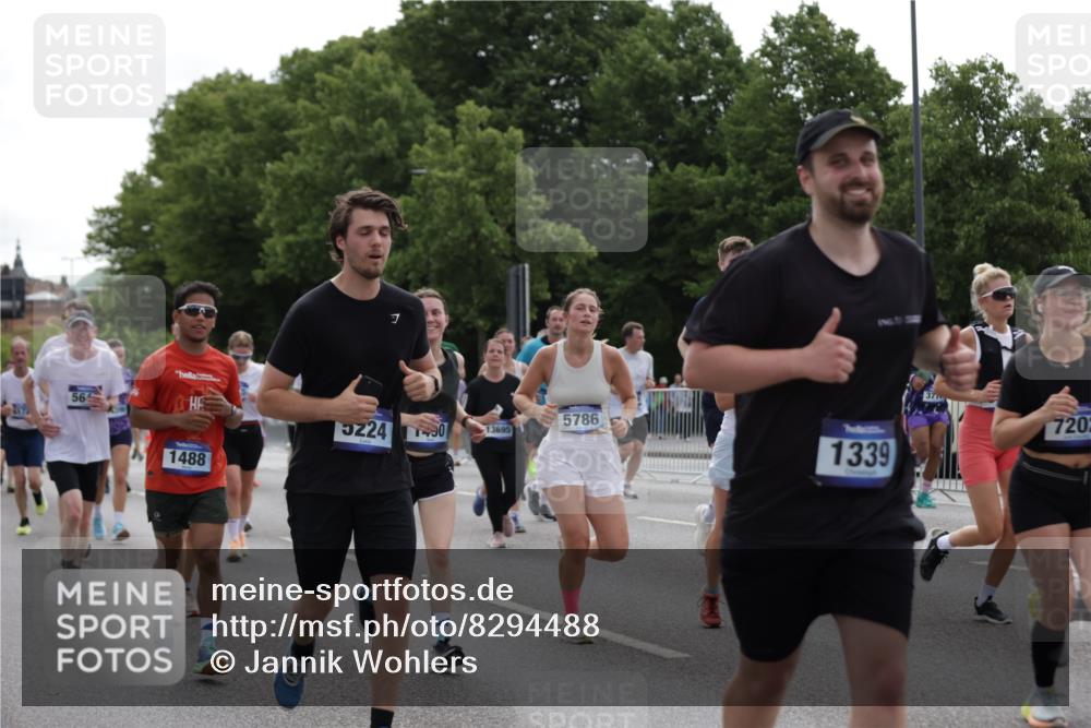 29.06.2025 - hella hamburg halbmarathon Jannik Wohlers http://msf.ph/oto/8294488 29.06.2025 10:36:38 Lombardsbrücke 1118, 1253, 1339, 1488, 1490, 1952, 1954, 2031, 2072, 2104, 2480, 2552, 3127, 3165, 3714, 3873, 3895, 5224, 5538, 5640, 5786, 6172, 6359, 6584, 6804, 7202, 7773, 8007, 8257, 8258, 8315, 8758, 8936, 8937, 9054, 9055, 10862, 10931, 11246, 11831, 11843, 11912, 12087, 12103, 12184, 12218, 12302, 12463, 12532, 13165, 13695, 13970, 13971, 14202, 14396, 14695, 14779, 15106, 15353, 15475, 15588, 15907, 15972, 16192, 16304, 16309, 16782, 16885, 17349, 17388, 17504, 17591 meine-sportfotos.de