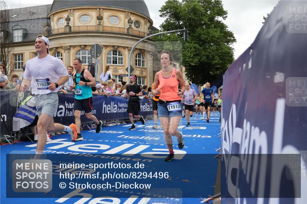 29.06.2025 - hella hamburg halbmarathon Strokosch-Dieckow http://msf.ph/oto/8294496 29.06.2025 10:51:17 Ziel 1461, 1817, 2364, 2411, 2636, 2718, 2946, 4404, 4814, 5600, 6027, 6657, 6776, 8316, 8930, 8989, 9214, 9476, 9656, 10480, 10667, 10868, 11124, 11512, 11625, 12016, 13047, 14865, 14994, 15480, 15950, 16357, 17530, 18019, 18489 meine-sportfotos.de