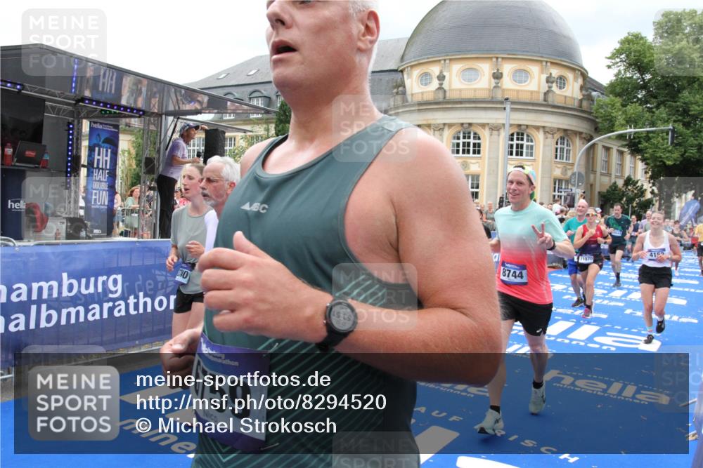 29.06.2025 - hella hamburg halbmarathon Michael Strokosch http://msf.ph/oto/8294520 29.06.2025 10:56:45 Ziel 4152, 6416, 6759, 7037, 7646, 8311, 8744, 8825, 8996, 9488, 11083, 11870, 14369, 14461, 15134, 15145, 15431, 15712, 16043, 16121, 17259, 18340, 18634, 18899 meine-sportfotos.de
