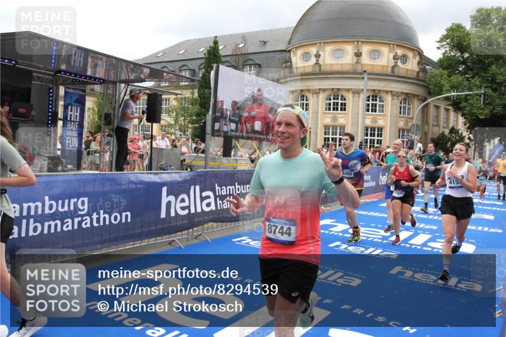 29.06.2025 - hella hamburg halbmarathon Michael Strokosch http://msf.ph/oto/8294539 29.06.2025 10:56:45 Ziel 4152, 6416, 6759, 7037, 7646, 8311, 8744, 8825, 8996, 9488, 11083, 11870, 14369, 14461, 15134, 15145, 15431, 15712, 16043, 16121, 17259, 18340, 18634, 18899 meine-sportfotos.de