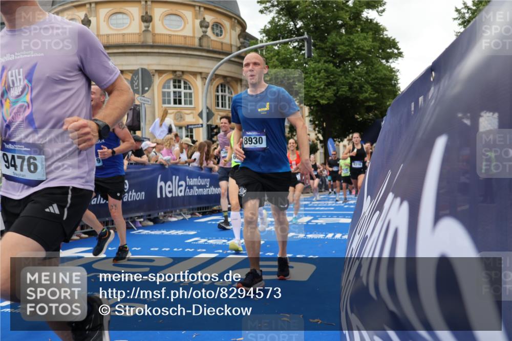 29.06.2025 - hella hamburg halbmarathon Strokosch-Dieckow http://msf.ph/oto/8294573 29.06.2025 10:51:19 Ziel 1461, 1817, 2364, 2411, 2636, 2718, 2946, 4404, 4814, 5600, 5820, 6657, 6776, 8316, 8930, 8989, 9214, 9476, 9656, 10480, 10667, 11124, 11422, 11512, 11625, 12016, 13047, 13792, 14865, 14994, 15871, 15950, 16357, 18019, 18489 meine-sportfotos.de