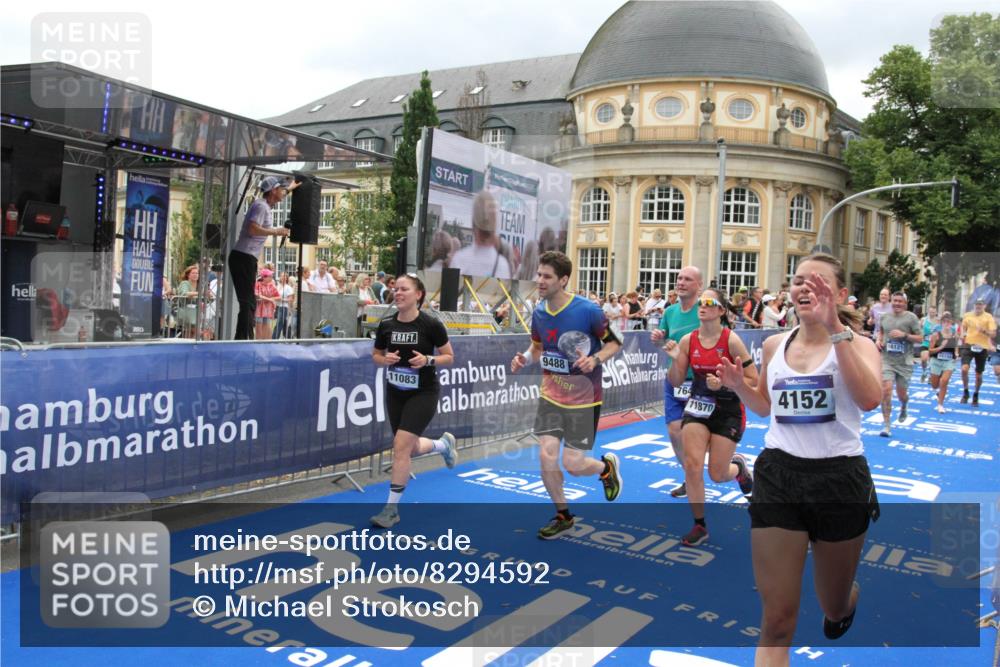 29.06.2025 - hella hamburg halbmarathon Michael Strokosch http://msf.ph/oto/8294592 29.06.2025 10:56:46 Ziel 3836, 4152, 6416, 6759, 7646, 8744, 8825, 8996, 9488, 11083, 11870, 14369, 14461, 15134, 15431, 15712, 16043, 16121, 17133, 17259, 18340, 18634, 18899 meine-sportfotos.de