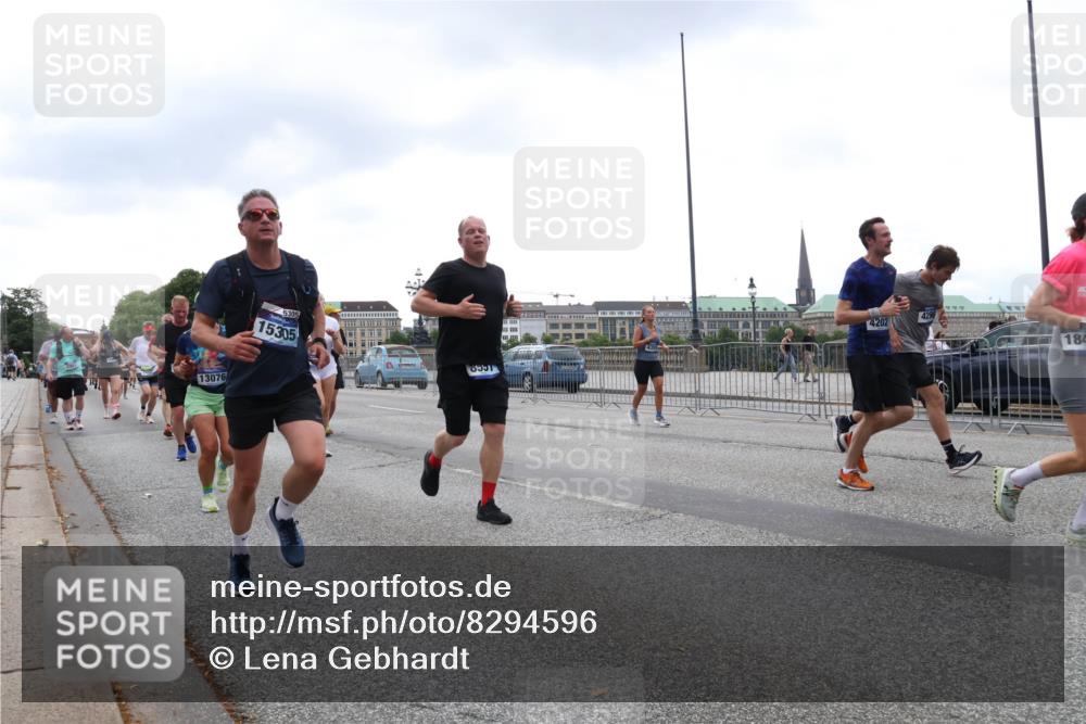 29.06.2025 - hella hamburg halbmarathon Lena Gebhardt http://msf.ph/oto/8294596 29.06.2025 10:46:46 Lombardsbrücke 1073, 1286, 1363, 1371, 1375, 1429, 1465, 1593, 1608, 1720, 1837, 1961, 1999, 2162, 2211, 2320, 2327, 2500, 2556, 2665, 2697, 2981, 3277, 3406, 3407, 3469, 3734, 3823, 4202, 4296, 4342, 4355, 4448, 4604, 5111, 5114, 5700, 5796, 5953, 6068, 6124, 6161, 6485, 6496, 6740, 7303, 7364, 7368, 7374, 7412, 7767, 7827, 8477, 8486, 8551, 8553, 8684, 8700, 8967, 9691, 10153, 10230, 12333, 12522, 13969, 14261, 15852, 16882, 16987 meine-sportfotos.de