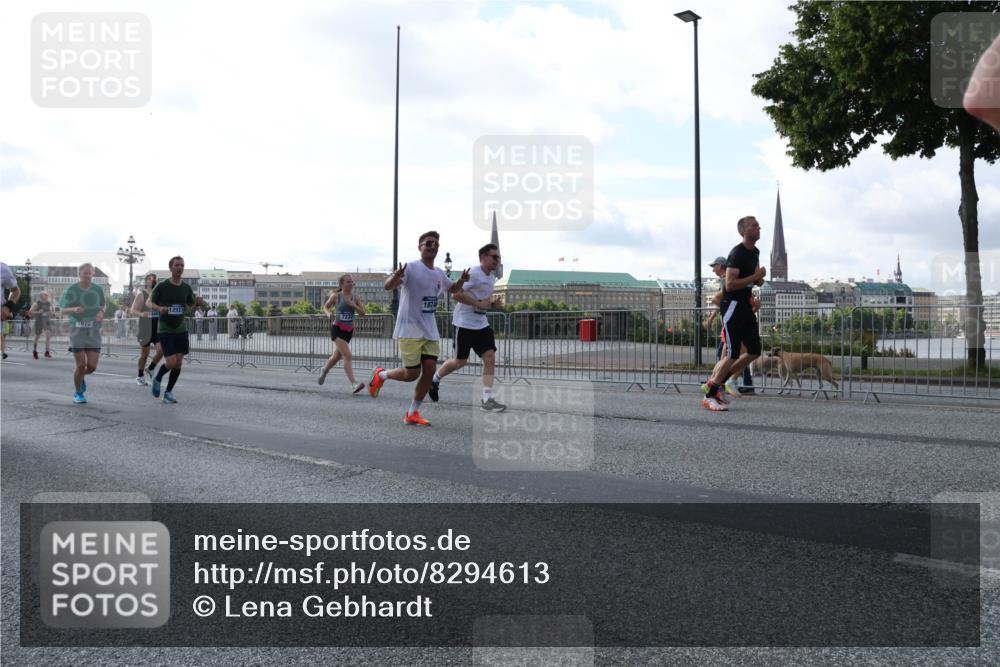 29.06.2025 - hella hamburg halbmarathon Lena Gebhardt http://msf.ph/oto/8294613 29.06.2025 09:59:03 Lombardsbrücke 1972, 12527, 18741, 1410, 1485, 1506, 1715, 1719, 1727, 1946, 1951, 1972, 2518, 2741, 2840, 2883, 2907, 2911, 3037, 3112, 3334, 3715, 3952, 4120, 4152, 4167, 4467, 4839, 5077, 5084, 5391, 5420, 5457, 5458, 5492, 5866, 6294, 6390, 6399, 6592, 6629, 6657, 6759, 6877, 7033, 7082, 7129, 7130, 7232, 7369, 7395, 7716, 7732, 7864, 8068, 8322, 8509, 8639, 8721, 8772, 8798, 9655, 9727, 9770, 9884, 10266, 10488 meine-sportfotos.de
