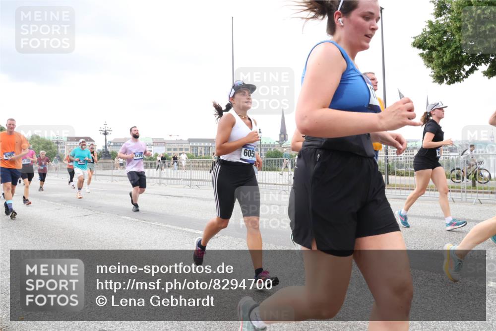 29.06.2025 - hella hamburg halbmarathon Lena Gebhardt http://msf.ph/oto/8294700 29.06.2025 10:56:02 Lombardsbrücke 4265, 4470, 605, 1616, 1738, 1909, 2095, 2793, 3101, 3244, 3257, 3268, 4083, 4265, 4354, 4470, 4473, 4836, 4896, 5220, 5222, 5306, 5575, 5580, 5757, 5994, 6055, 6056, 6113, 6257, 6494, 6594, 6968, 7025, 7028, 7516, 7548, 7616, 7969, 8005, 8110, 8305, 8517, 8527, 8532, 8533, 8648, 9435, 9548, 9606, 9838, 9861, 9865, 9948, 9953, 9956, 10094, 10436, 10438, 10449, 10593, 10640, 10740, 10784, 10987, 11903, 11962, 11963, 12695 meine-sportfotos.de