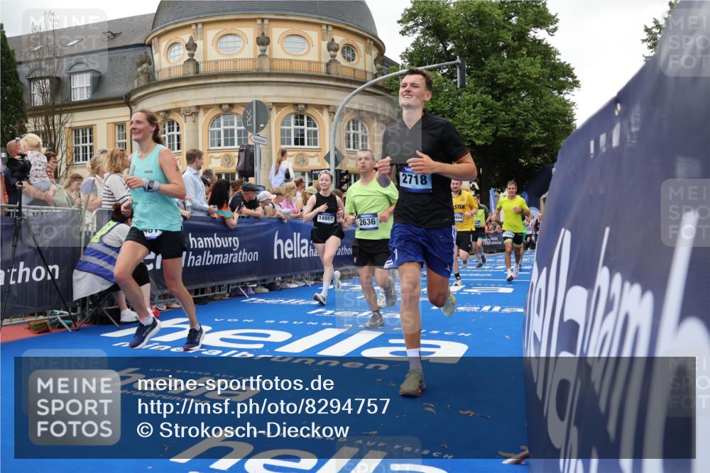 29.06.2025 - hella hamburg halbmarathon Strokosch-Dieckow http://msf.ph/oto/8294757 29.06.2025 10:51:21 Ziel 1461, 1817, 2364, 2411, 2636, 2718, 2946, 4814, 5820, 6657, 6776, 7943, 8316, 8930, 8989, 9214, 9476, 9656, 10480, 10667, 11124, 11422, 11512, 12016, 13047, 13792, 14865, 14994, 15871, 15950, 16357, 17131, 18019, 18489 meine-sportfotos.de