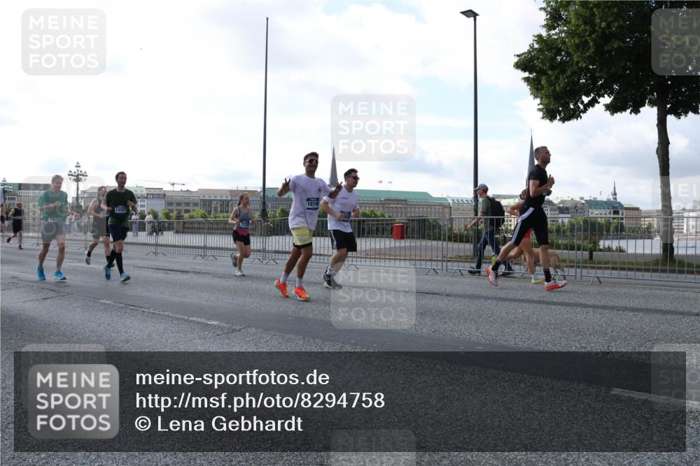 29.06.2025 - hella hamburg halbmarathon Lena Gebhardt http://msf.ph/oto/8294758 29.06.2025 09:59:03 Lombardsbrücke 18746, 12527, 1972, 1410, 1485, 1506, 1715, 1719, 1727, 1946, 1951, 1972, 2518, 2741, 2840, 2883, 2907, 2911, 3037, 3112, 3334, 3715, 3952, 4120, 4152, 4167, 4467, 4839, 5077, 5084, 5391, 5420, 5457, 5458, 5492, 5866, 6294, 6390, 6399, 6592, 6629, 6657, 6759, 6877, 7033, 7082, 7129, 7130, 7232, 7369, 7395, 7716, 7732, 7864, 8068, 8322, 8509, 8639, 8721, 8772, 8798, 9655, 9727, 9770, 9884, 10266, 10488 meine-sportfotos.de