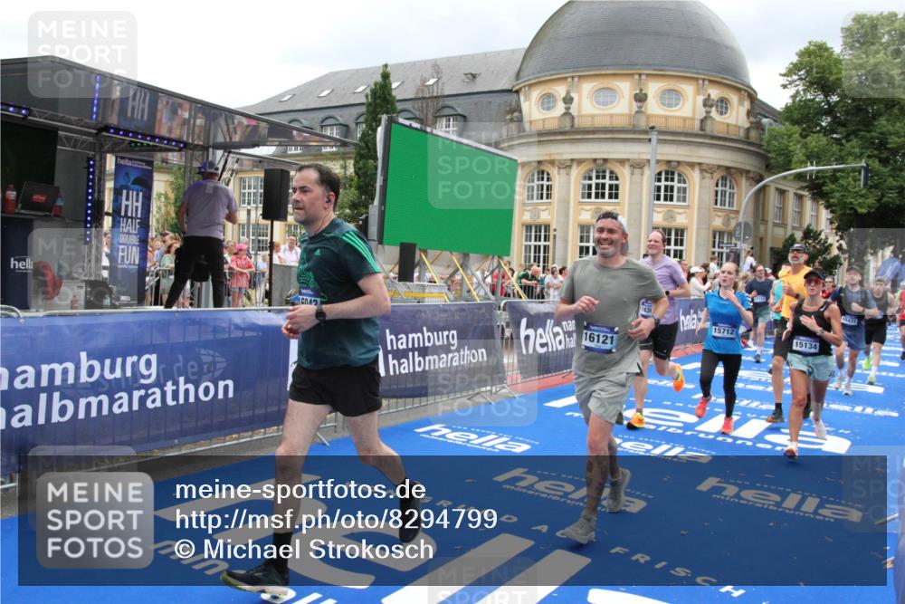 29.06.2025 - hella hamburg halbmarathon Michael Strokosch http://msf.ph/oto/8294799 29.06.2025 10:56:48 Ziel 2378, 3836, 4152, 7646, 8825, 8996, 9488, 11083, 11870, 13816, 14369, 14461, 15134, 15431, 15712, 16008, 16009, 16043, 16121, 17133, 18634 meine-sportfotos.de
