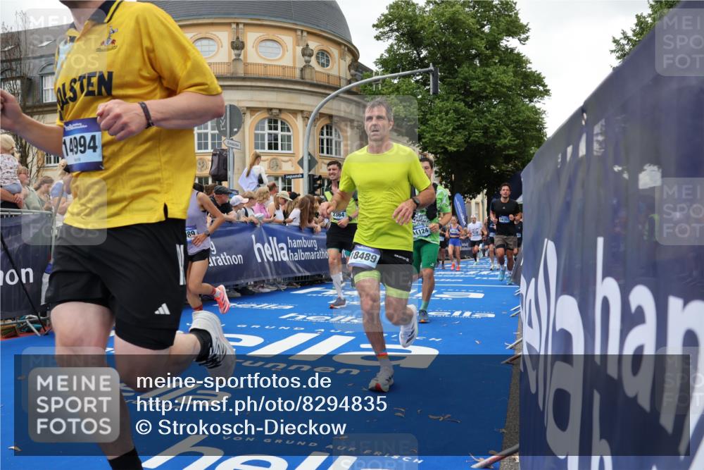 29.06.2025 - hella hamburg halbmarathon Strokosch-Dieckow http://msf.ph/oto/8294835 29.06.2025 10:51:24 Ziel 1335, 1817, 2364, 2411, 2636, 2718, 2946, 4814, 5820, 6776, 7943, 8989, 9214, 9656, 10667, 11124, 11422, 12016, 13047, 13403, 13792, 14865, 14994, 15871, 15950, 16357, 17131, 18489 meine-sportfotos.de