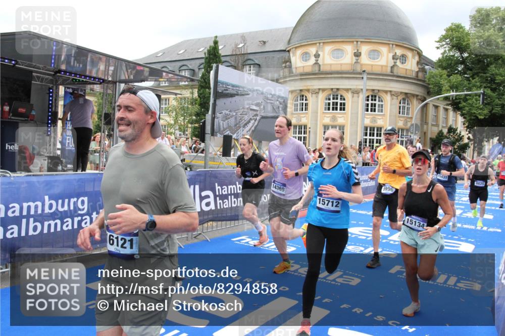 29.06.2025 - hella hamburg halbmarathon Michael Strokosch http://msf.ph/oto/8294858 29.06.2025 10:56:49 Ziel 2378, 3836, 7646, 8825, 8996, 9488, 11870, 13816, 14369, 14461, 15134, 15431, 15712, 16008, 16009, 16043, 16121, 17133, 18634 meine-sportfotos.de