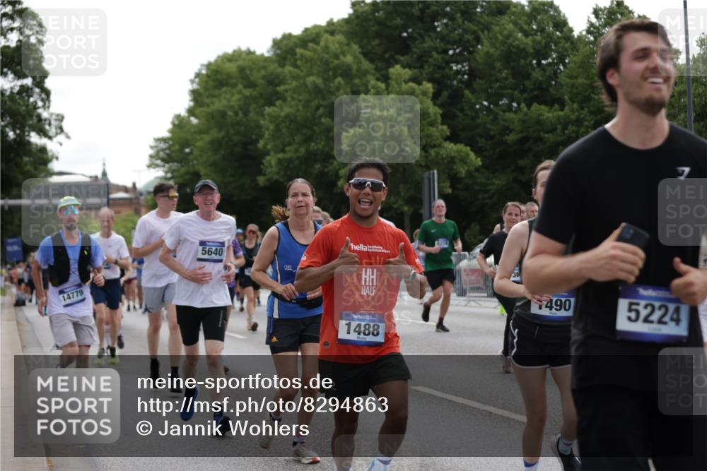 29.06.2025 - hella hamburg halbmarathon Jannik Wohlers http://msf.ph/oto/8294863 29.06.2025 10:36:39 Lombardsbrücke 1118, 1253, 1339, 1488, 1490, 1597, 1952, 1954, 2031, 2072, 2104, 2272, 2480, 3127, 3165, 3714, 3873, 3895, 4733, 5224, 5538, 5640, 5786, 6172, 6359, 6584, 6804, 7202, 7707, 8007, 8257, 8258, 8315, 8758, 8936, 8937, 9054, 9055, 10862, 10931, 11246, 11831, 11843, 12087, 12103, 12184, 12218, 12302, 12463, 12532, 13165, 13695, 13970, 13971, 14202, 14396, 14695, 14779, 14915, 15106, 15353, 15475, 15907, 16192, 16304, 16309, 16782, 16885, 17388, 17504, 17591, 17794 meine-sportfotos.de